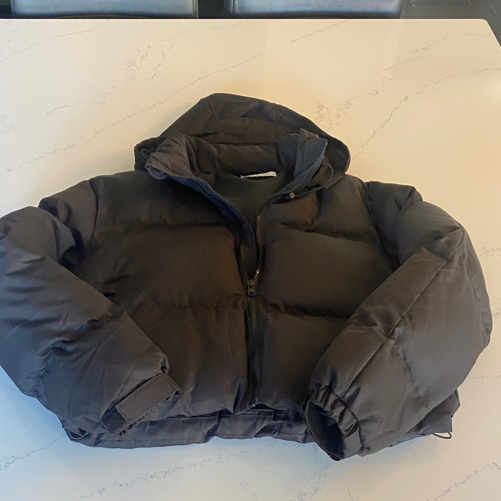 De Base Black Cropped Puffer Jacket with Hood